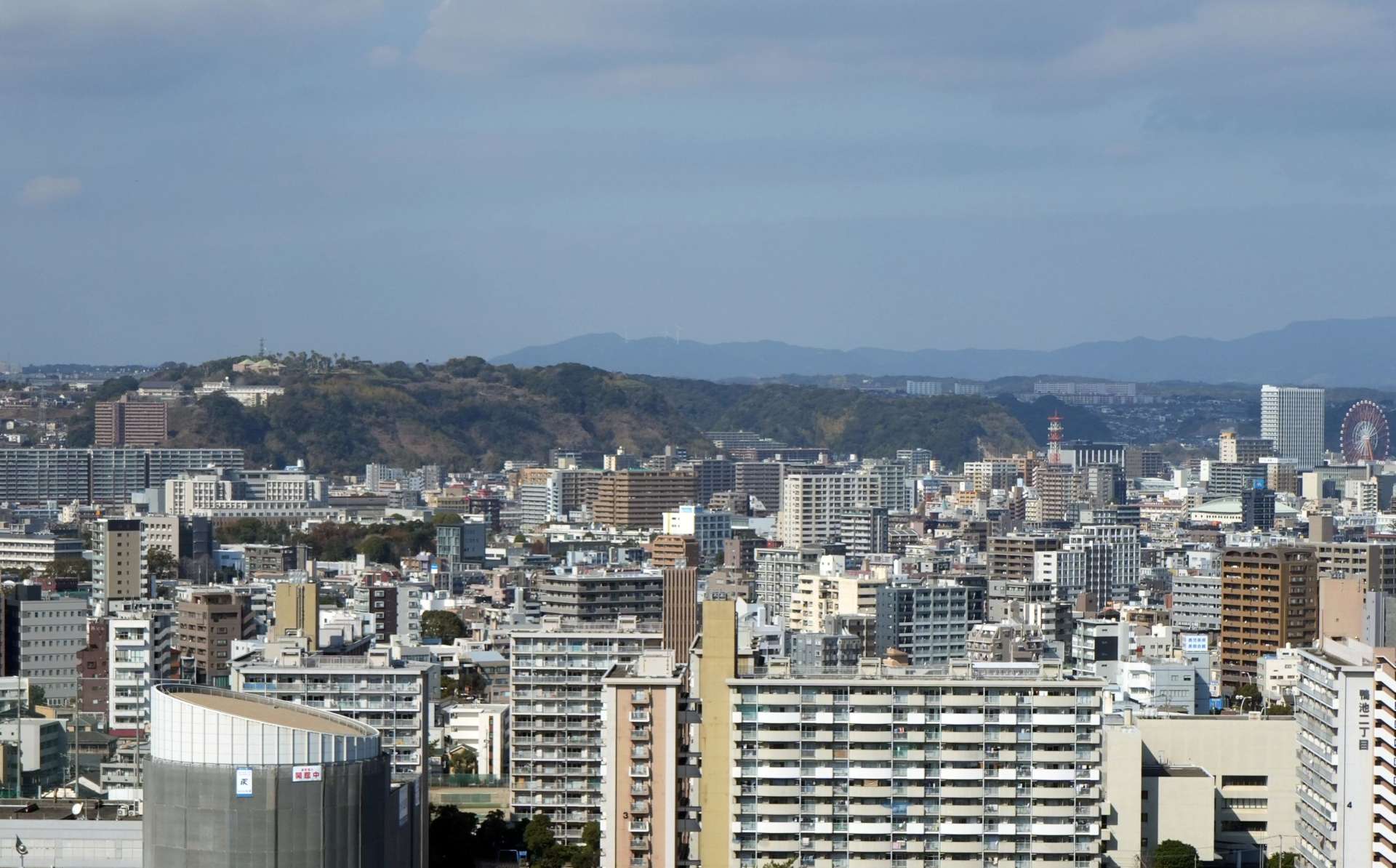 県庁から見たマンションが立ち並ぶ鹿児島市街地＝１７日