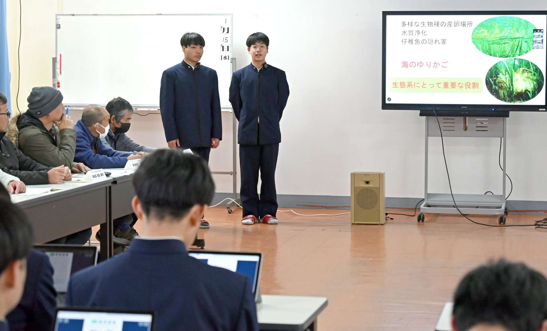 アマモによる藻場再生プロジェクトについて報告する生徒＝枕崎市の鹿児島水産高校