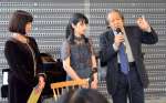 椋鳩十作品について語る多胡吉郎さん（右）＝鹿児島市荒田１丁目のイイテラス