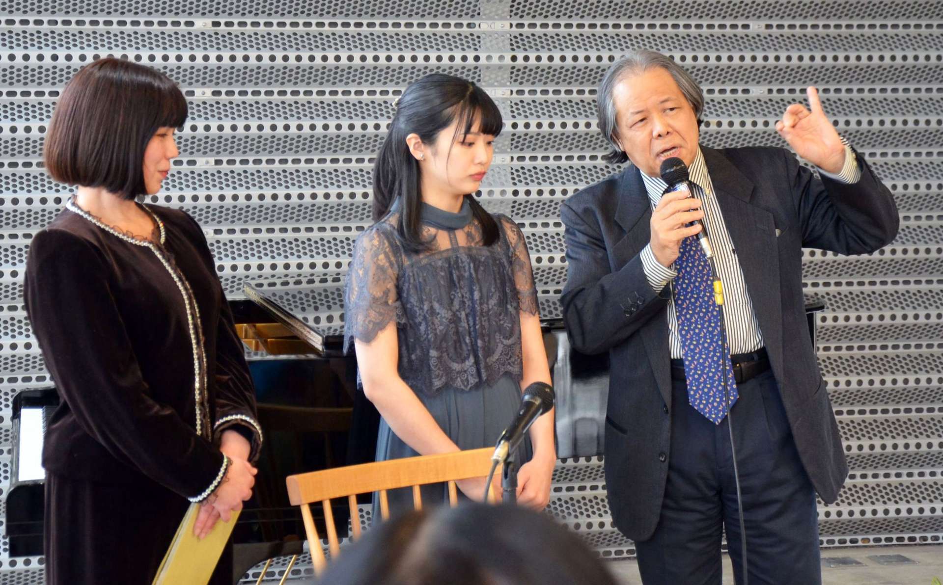 椋鳩十作品について語る多胡吉郎さん（右）＝鹿児島市荒田１丁目のイイテラス