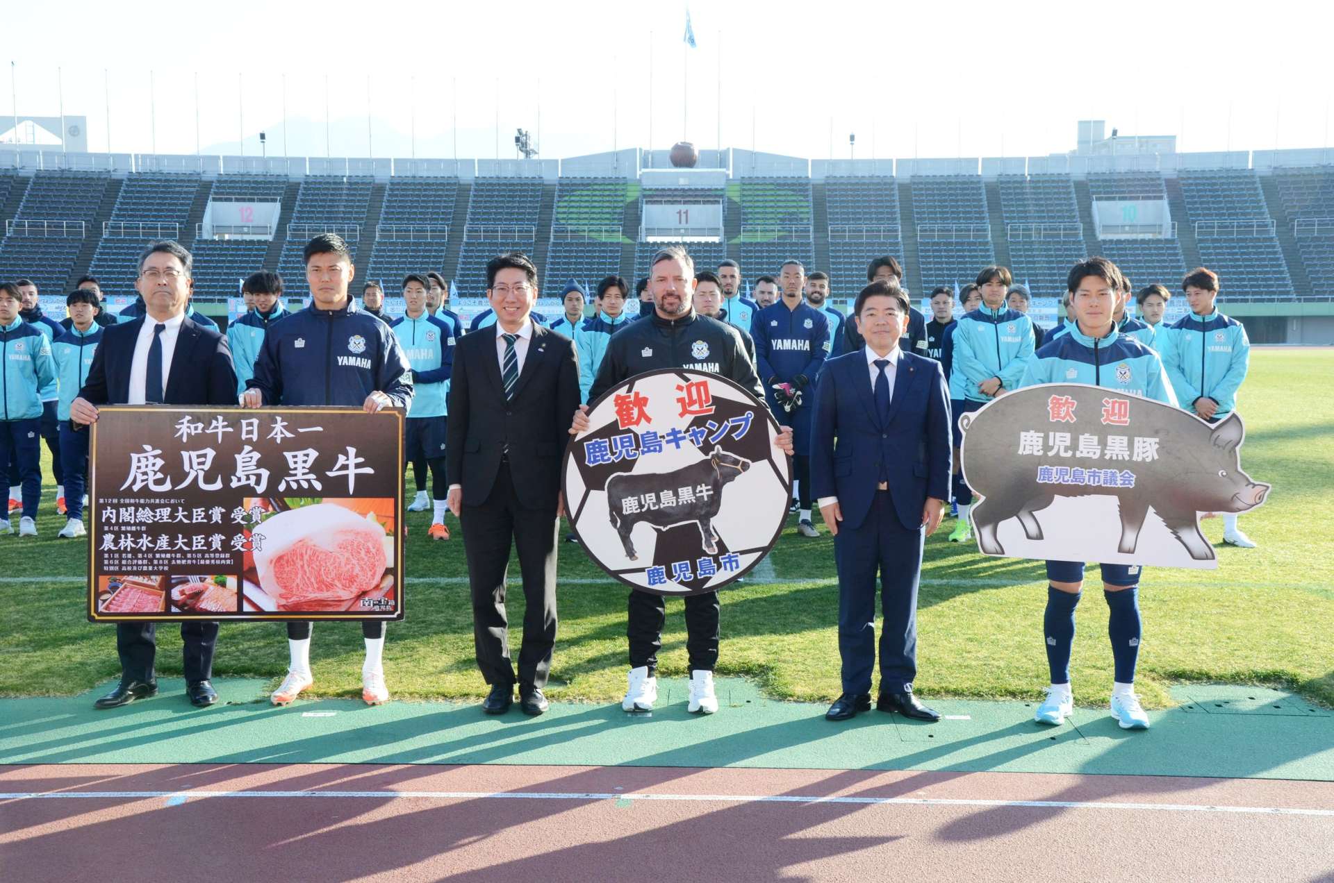 特産品を贈られたジュビロ磐田のジョンハッチンソン監督（右から３人目）＝２０日、鹿児島市の白波スタジアム