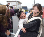 泣き叫ぶ子どもにヘグロを塗るメンドン＝１９日、指宿市山川利永