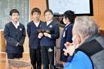 地域住民に古里を盛り上げる案を紹介する児童たち＝１７日、薩摩川内市の市比野小学校