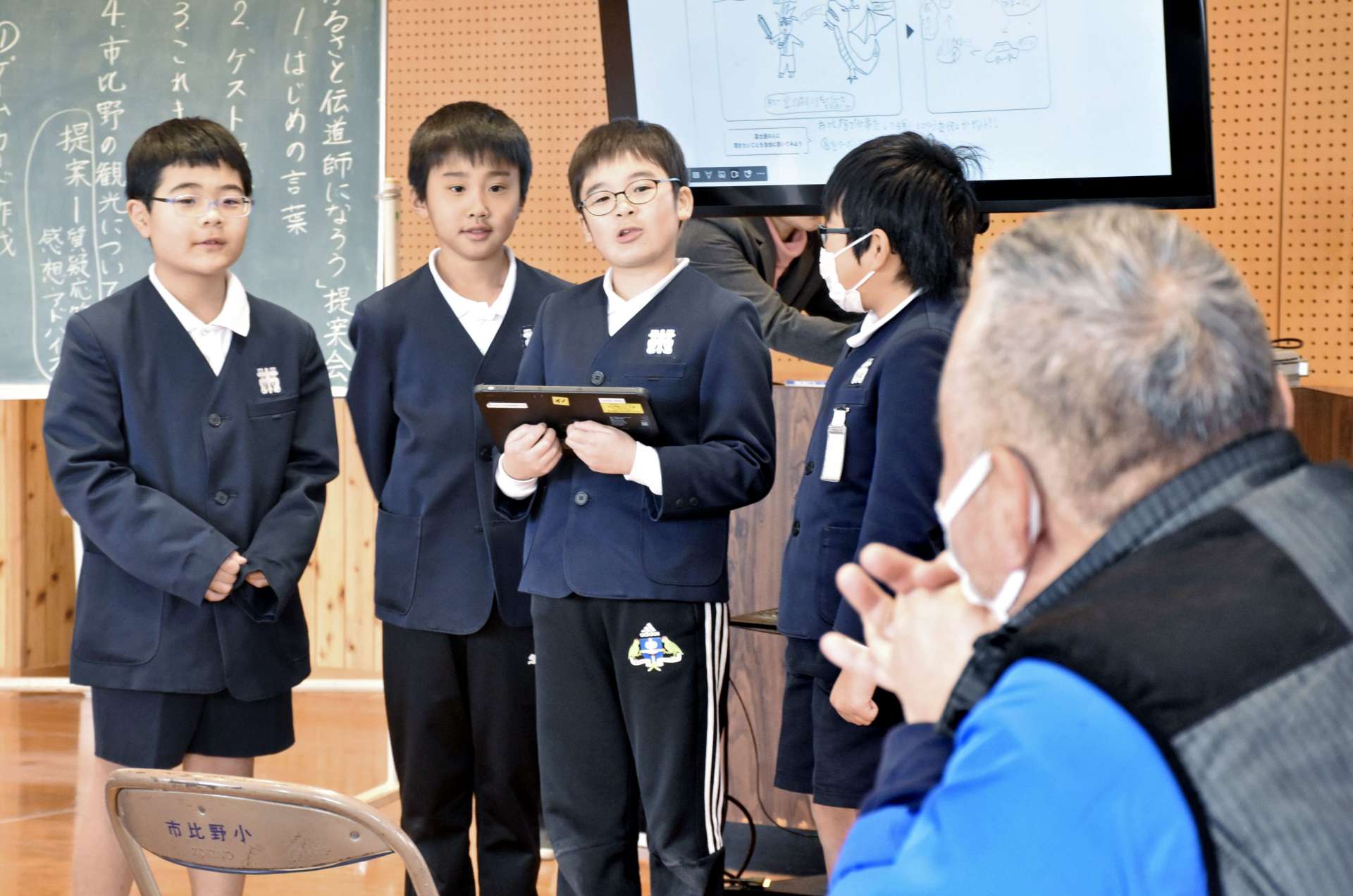 地域住民に古里を盛り上げる案を紹介する児童たち＝１７日、薩摩川内市の市比野小学校