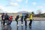 高千穂峰を背にスケートを楽しむ吉之元小学校児童＝１６日、都城市吉之元町