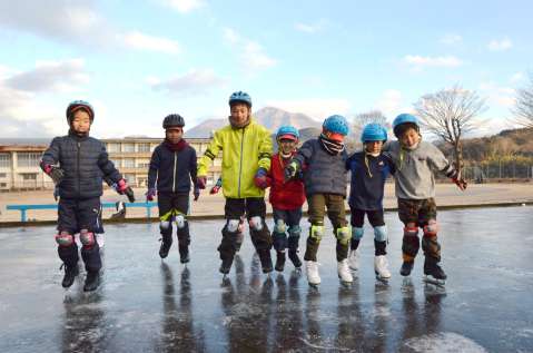 高千穂峰を背にスケートを楽しむ吉之元小学校児童＝都城市吉之元町