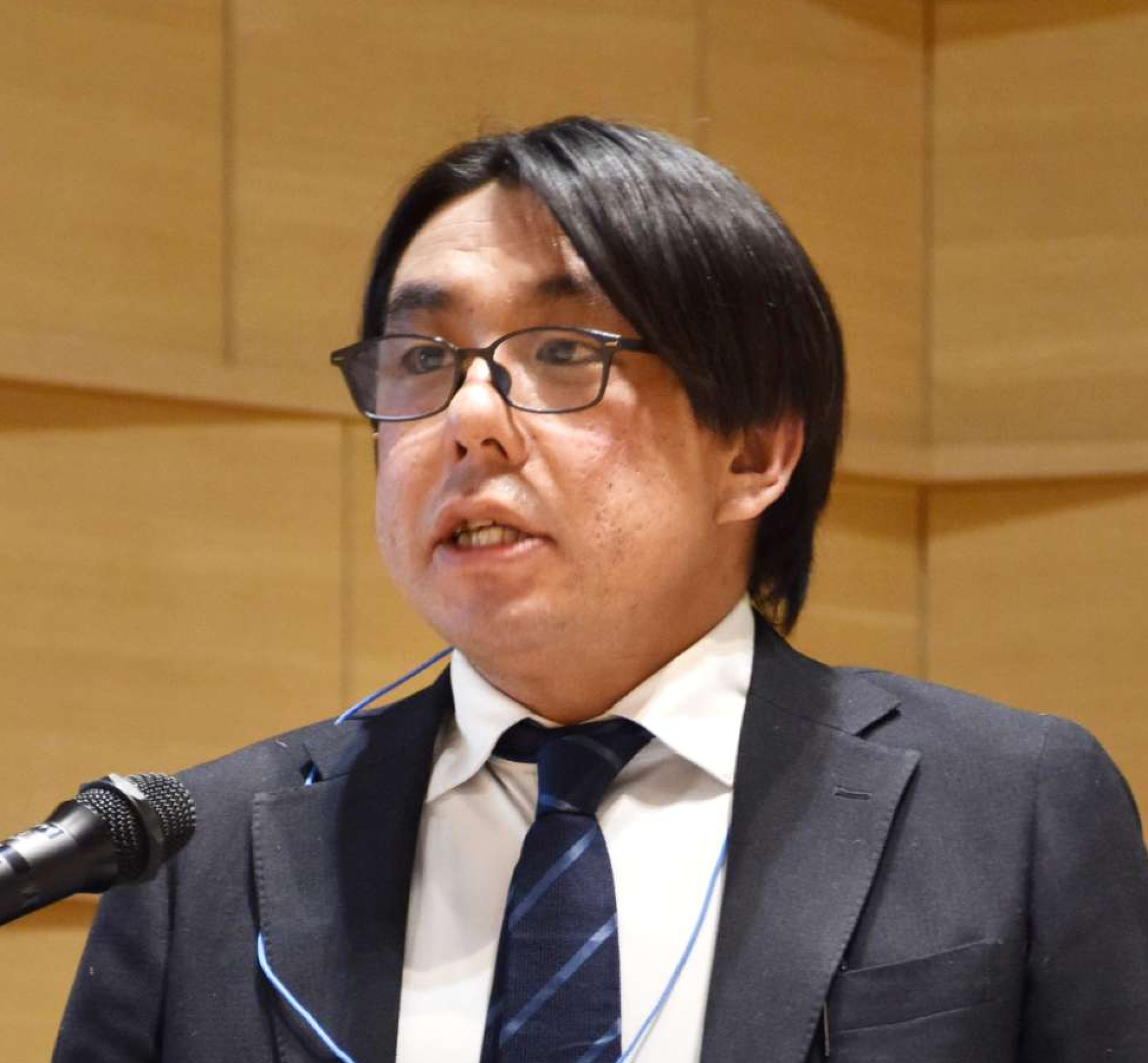 エネルギーの地産地消について講演するイワテックの担当者＝薩摩川内市のＳＳプラザせんだい