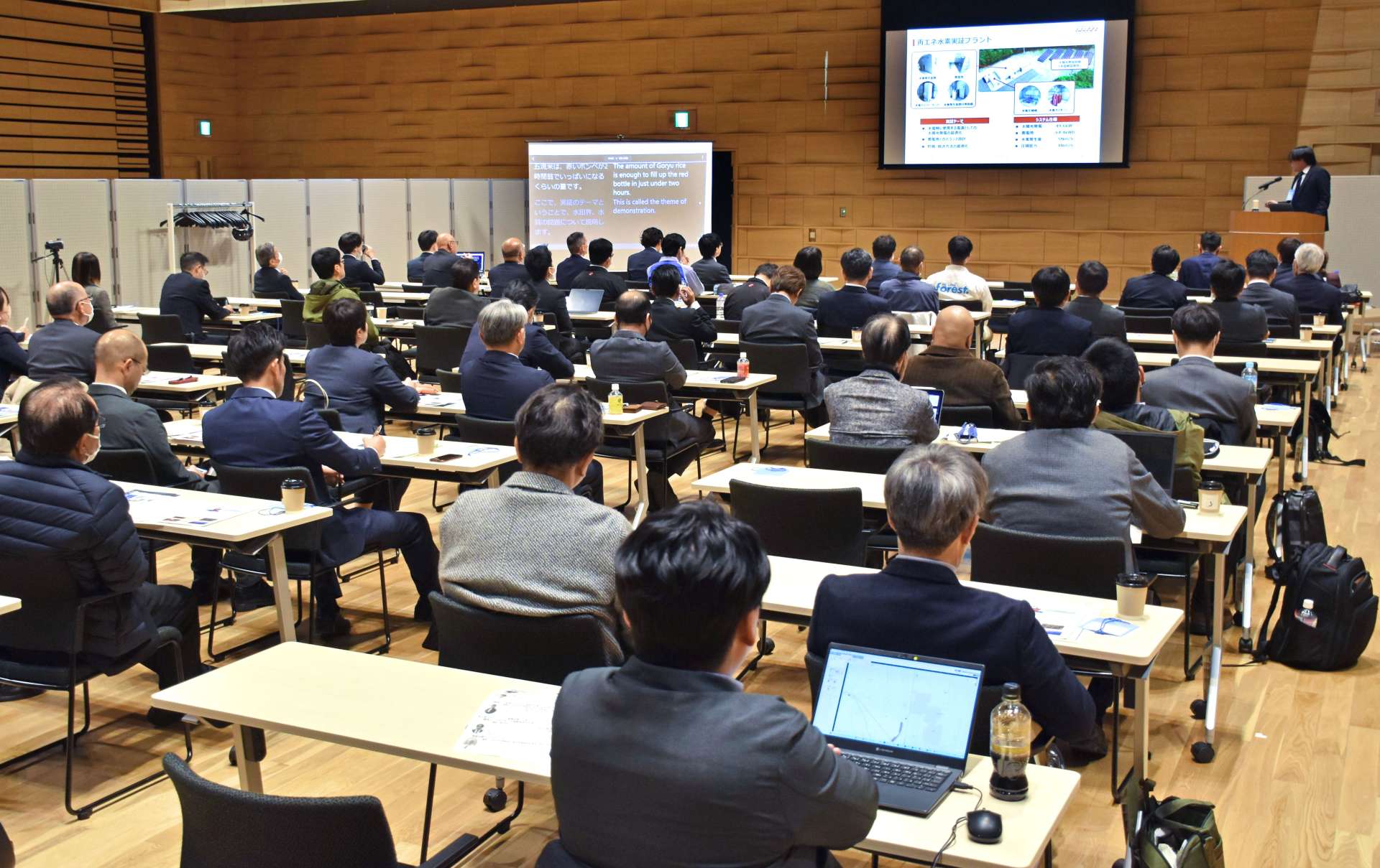 エネルギーの地産地消に関する講演に耳を傾ける参加者たち＝薩摩川内市のＳＳプラザせんだい