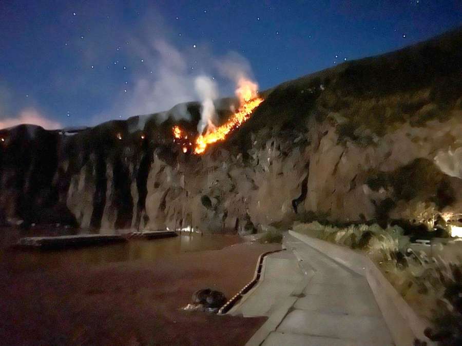 三島村硫黄島の山林火災現場＝２０日午前０時半ごろ（同村提供）