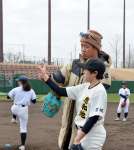 故郷の中学生に手首の使い方を指導する柳裕也投手＝都城市の都城運動公園野球場