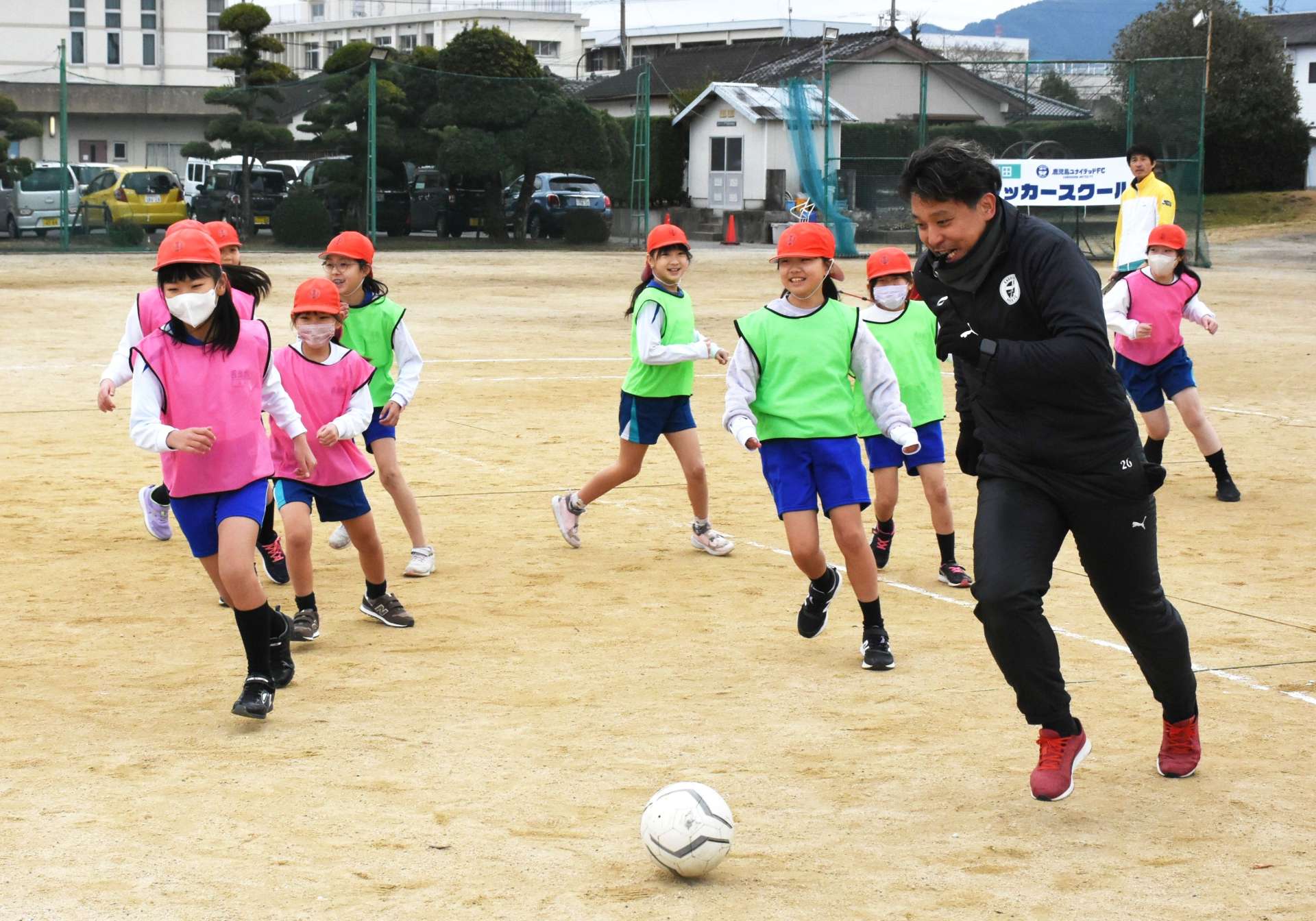山田裕也さん（右）とゲームを楽しむ児童＝１７日、出水市の西出水小学校
