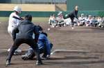 柳裕也投手の球を打つ中学生＝都城市の都城運動公園野球場