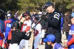 松山竜平選手（中央右）の指導を受ける参加者＝１９日、大崎町の大丸グラウンド
