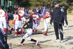 松山竜平選手（手前右）の指導を受ける小学生＝１９日、大崎町の大丸グラウンド