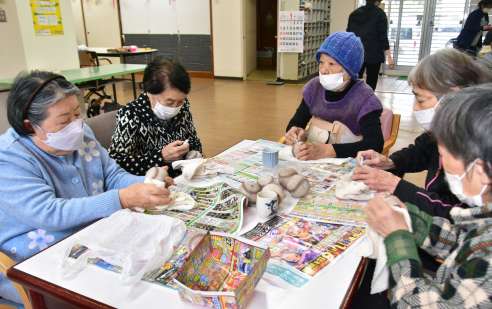 会話しながらボールを磨く施設利用者＝鹿屋市下祓川町