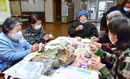 〈別カット〉会話しながらボールを磨く利用者＝鹿屋市下祓川町
