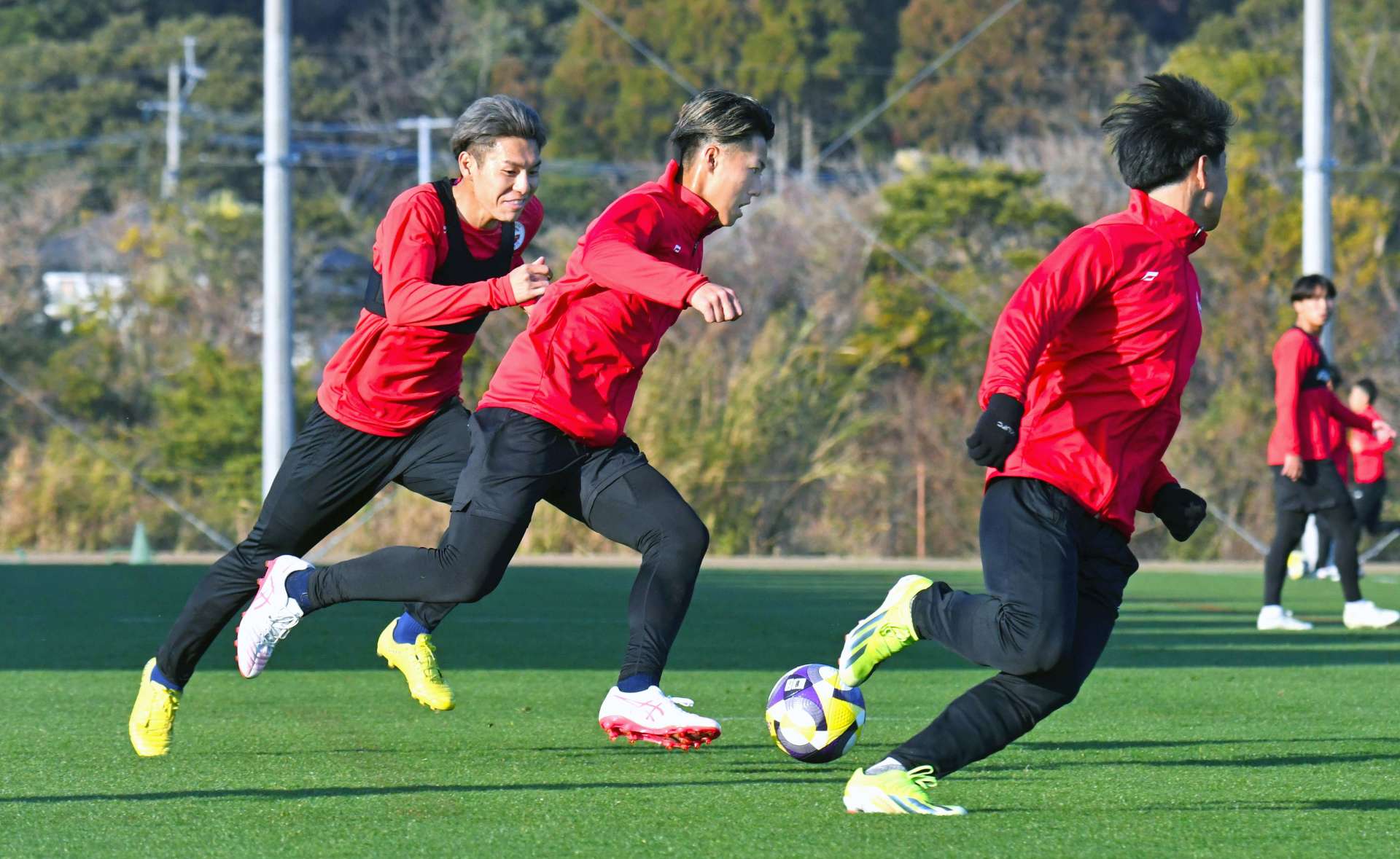 キャンプ初日、精力的に動く鹿児島Ｕの選手＝いぶすきフットボールパーク