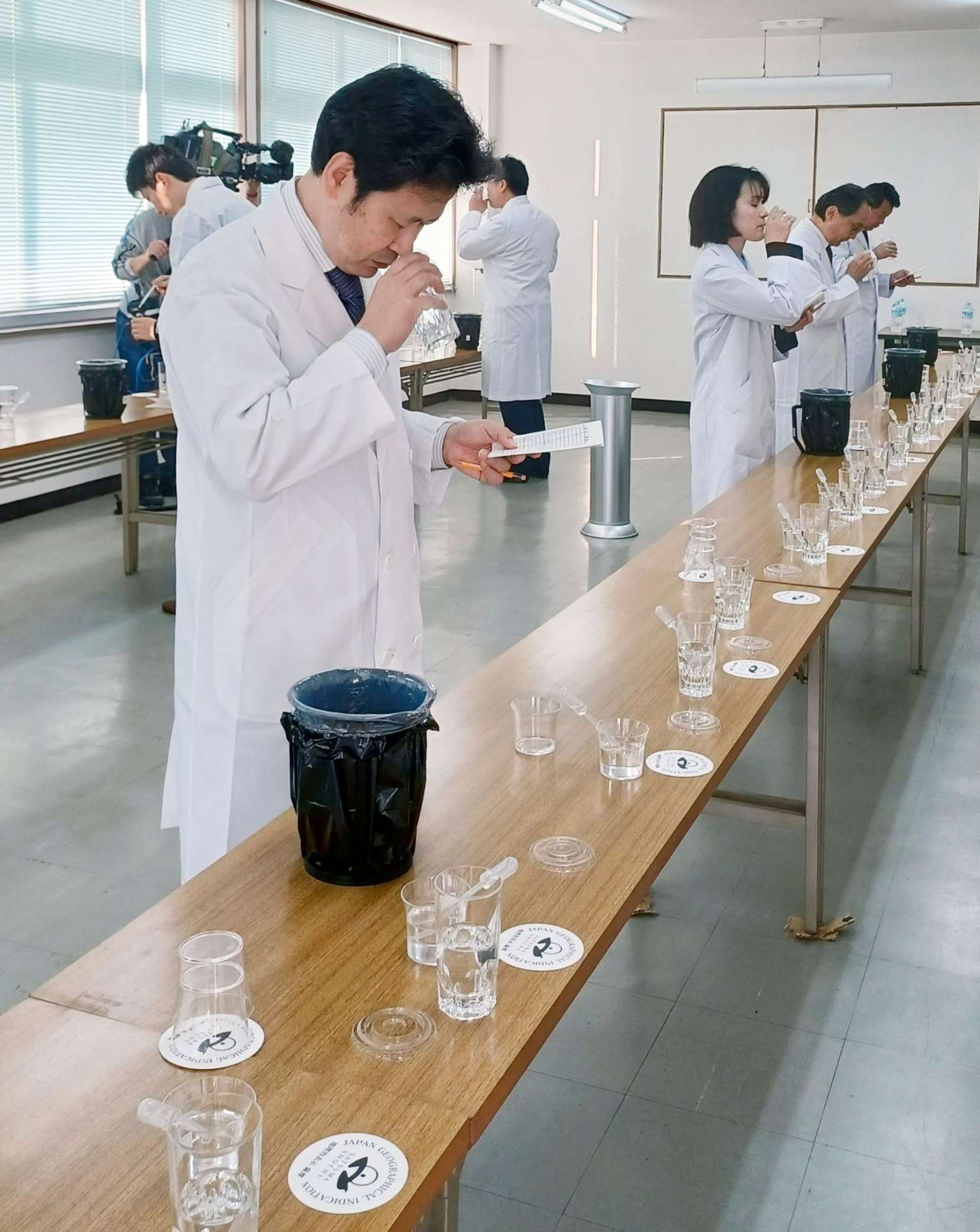 鑑評会で焼酎の味や香りを確認する審査員＝２１日、鹿児島市錦江町の県酒造会館