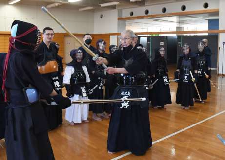 メンの手本を示す末野さん＝２１日、鹿児島市の西原商会アリーナ