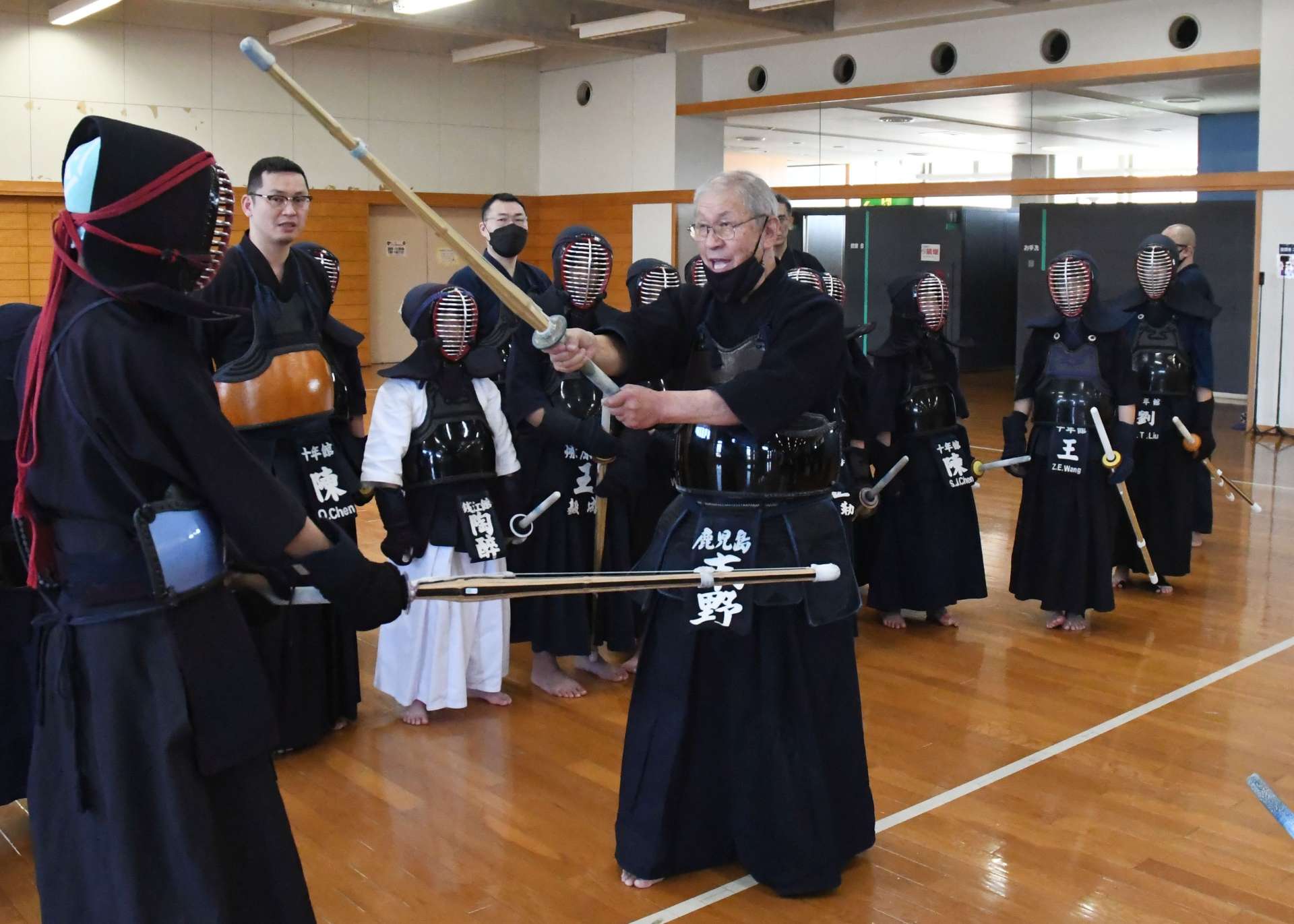 メンの手本を示す末野さん＝２１日、鹿児島市の西原商会アリーナ