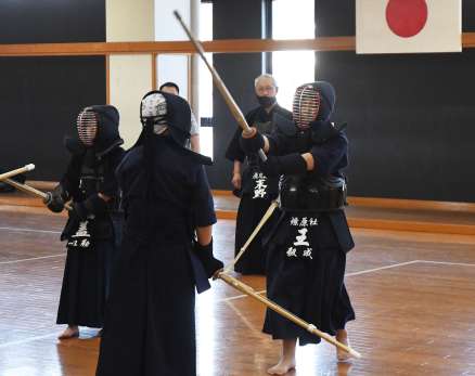メン打ちの稽古をする上海の子ども＝２１日、鹿児島市永吉１丁目の西原商会アリーナ