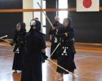 メン打ちの稽古をする上海の子ども＝２１日、鹿児島市永吉１丁目の西原商会アリーナ