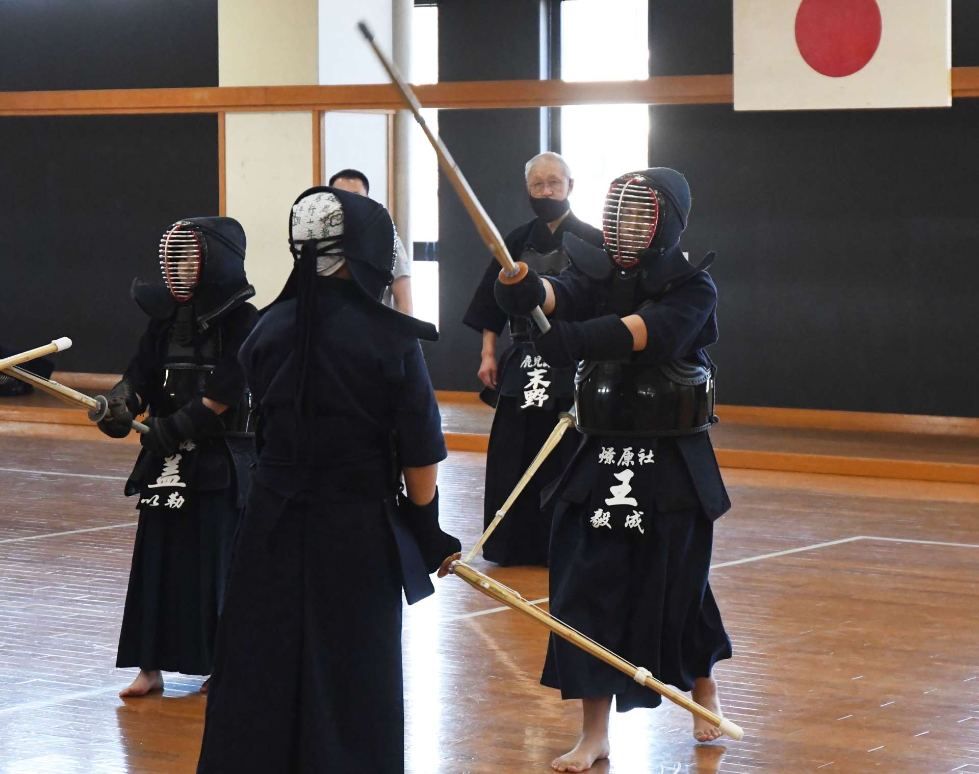 メン打ちの稽古をする上海の子ども＝２１日、鹿児島市永吉１丁目の西原商会アリーナ