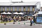センノオト（奥）の前で開かれたイベントに集まる来場者ら＝薩摩川内市若松町
