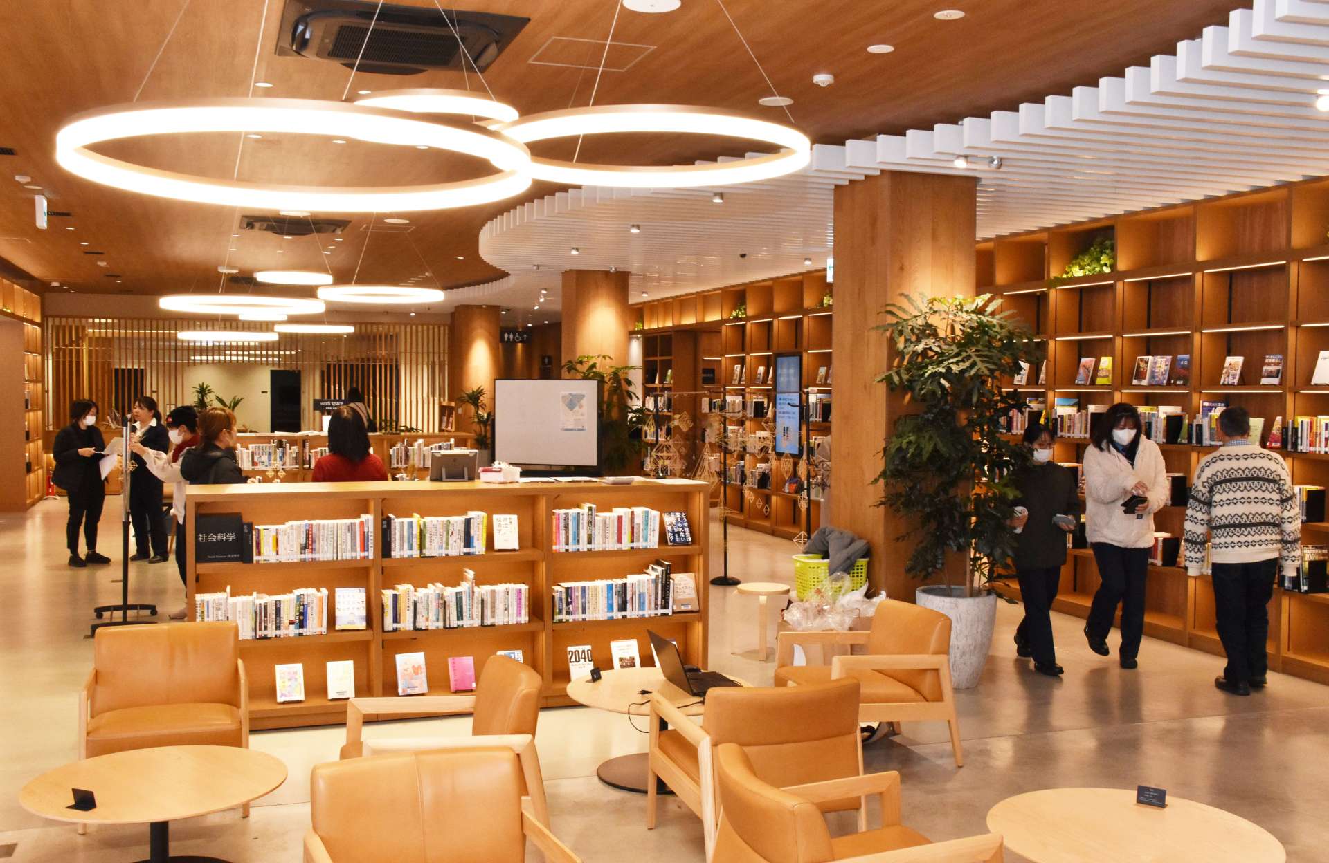約１万冊の本がずらりと並ぶセンノオト＝薩摩川内市若松町
