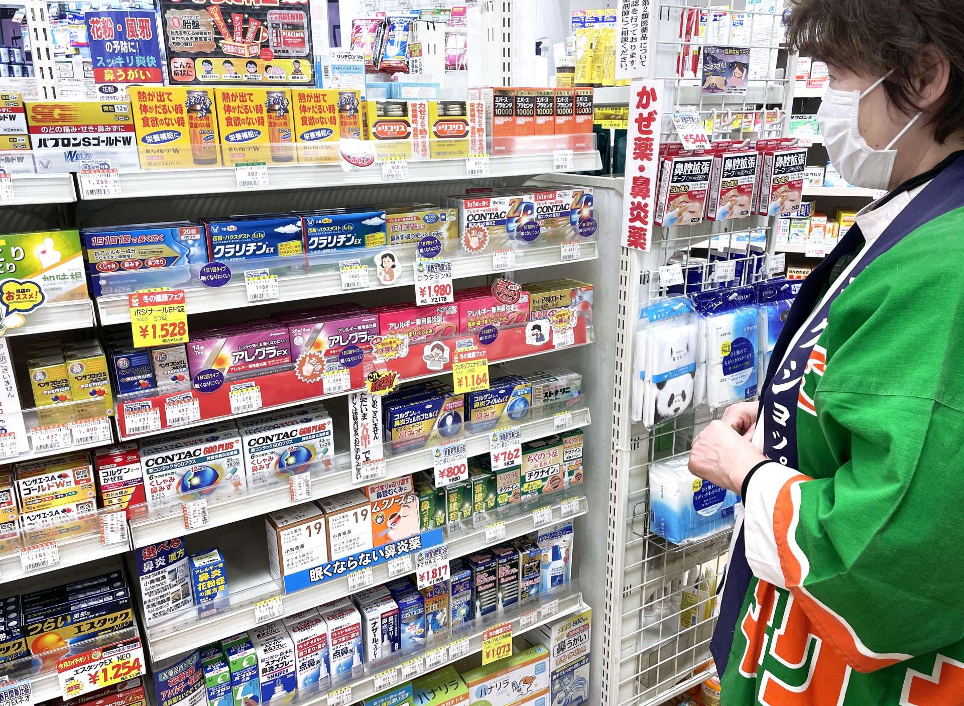 本格的なシーズンを前に既に売れ始めている花粉症用の商品＝２２日、鹿児島市のキク薬舗いづろ本店