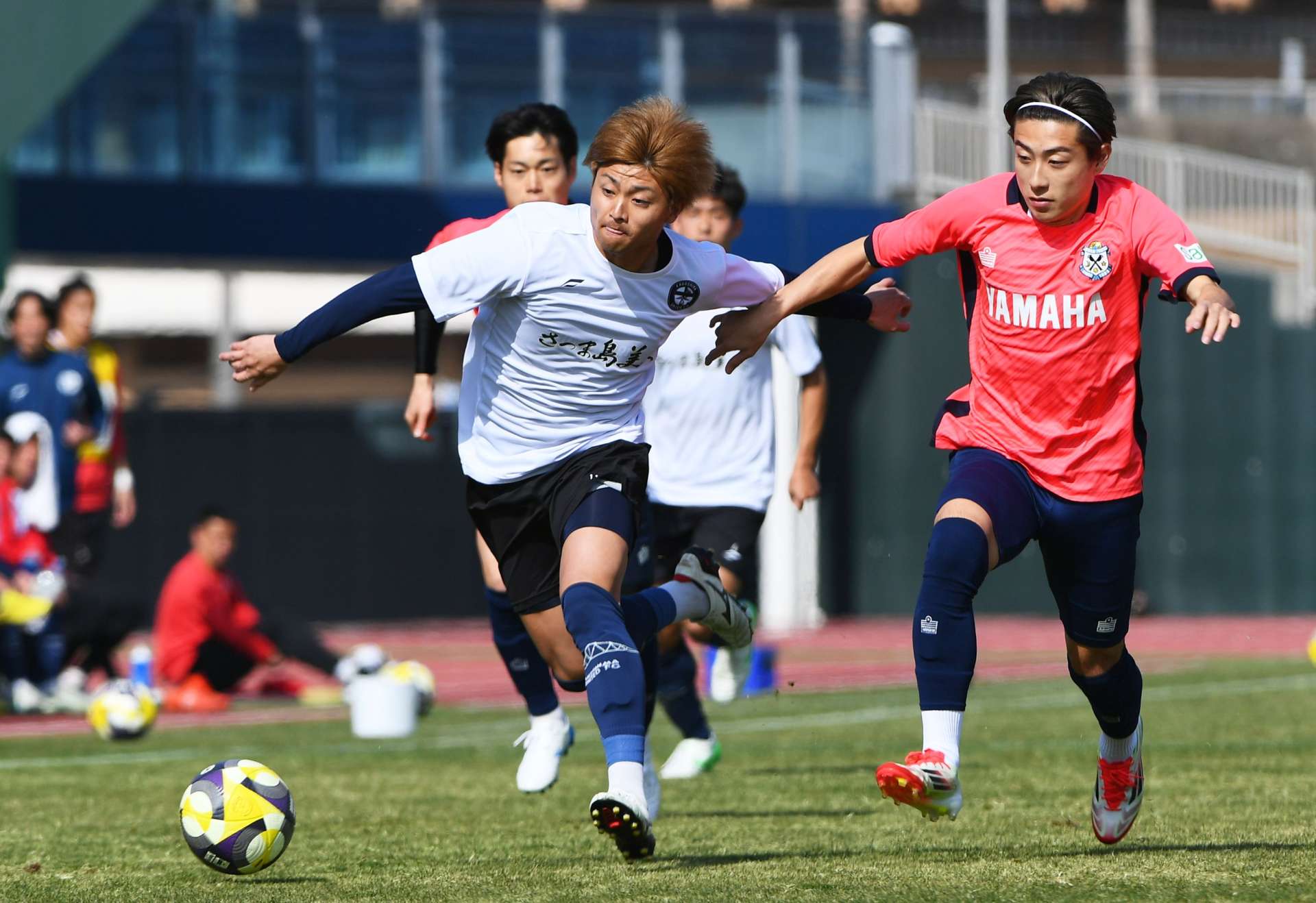 サイドを駆け上がる鹿児島Ｕの福田＝白波スタジアム