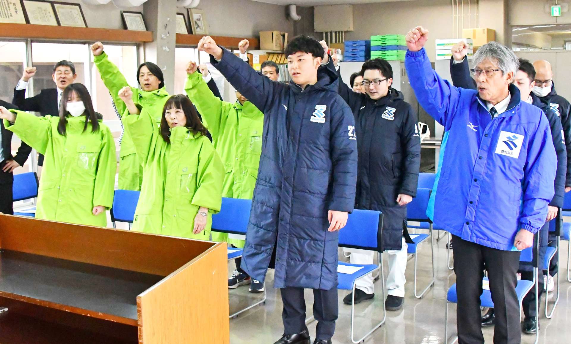 冬季大会での活躍を誓う選手ら＝県体協会館