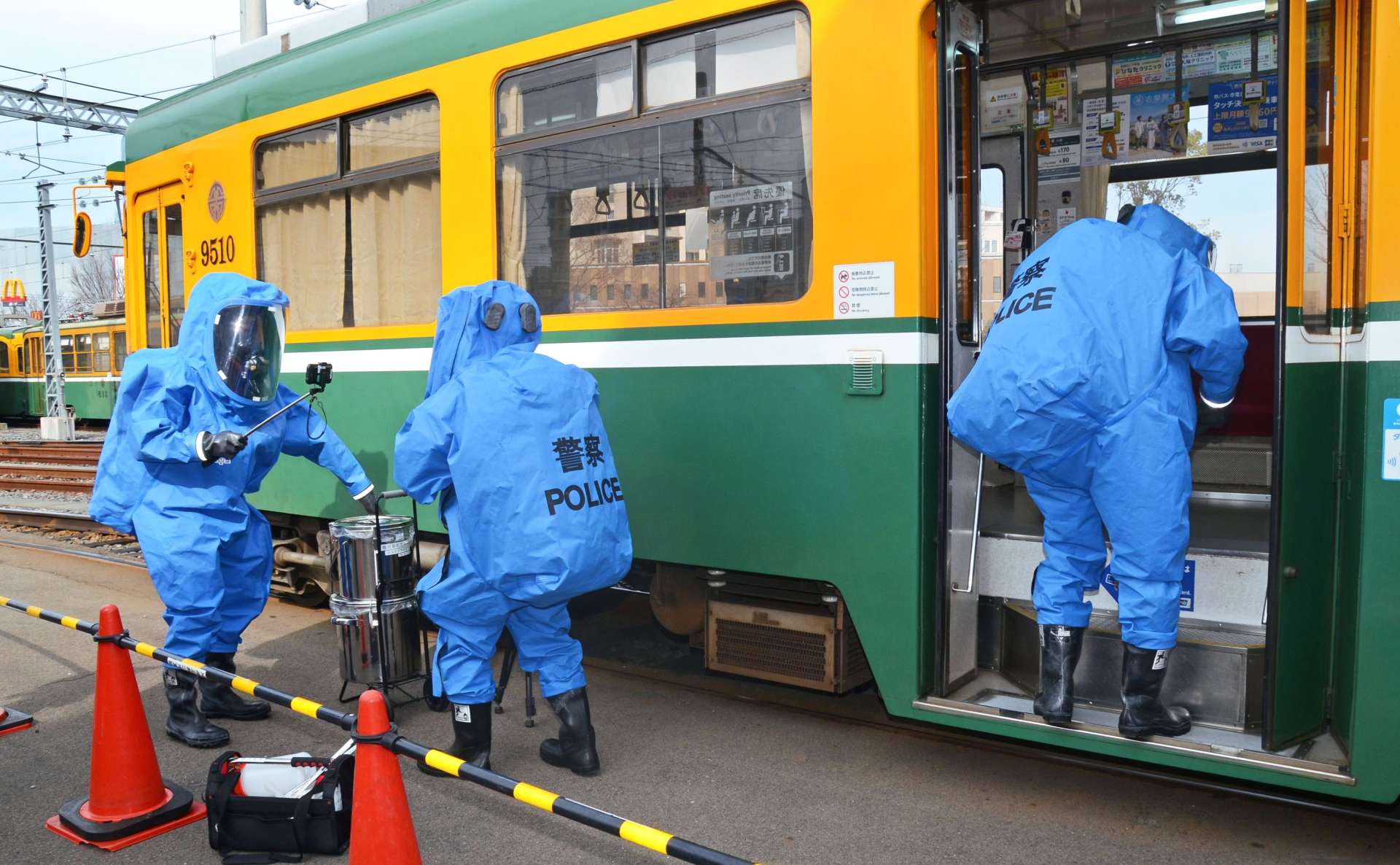 市電に入る県警機動隊員＝２２日、鹿児島市上荒田町の市交通局