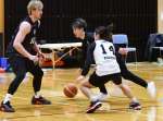 練習で激しくボールを奪い合うレブナイズの選手＝郡山体育館