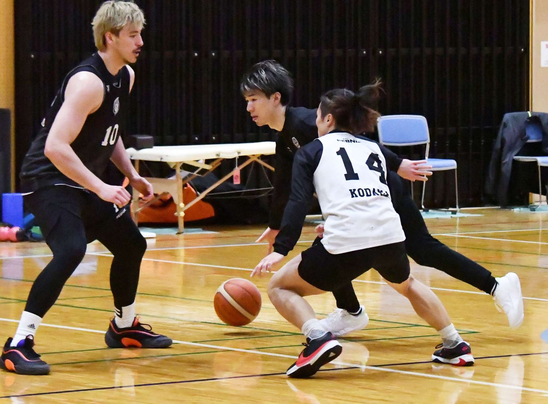 練習で激しくボールを奪い合うレブナイズの選手＝郡山体育館