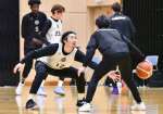 守備を確認するレブナイズの選手たち＝郡山体育館