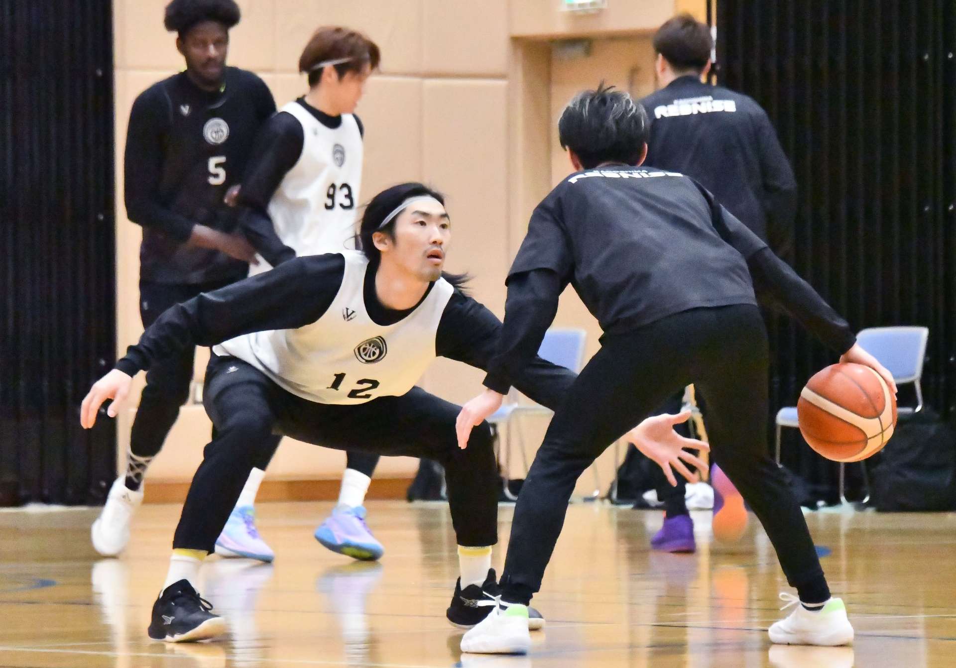 守備を確認するレブナイズの選手たち＝郡山体育館