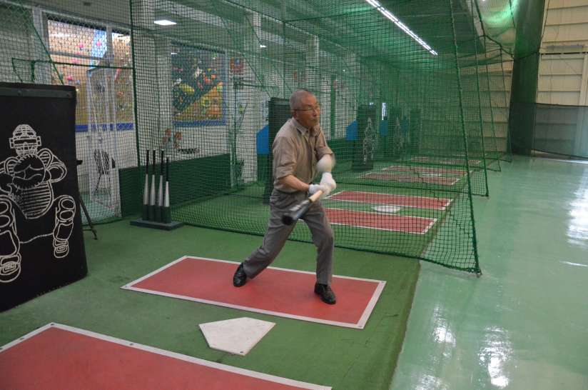 バッティングセンターで数々のホームラン記録を作り「鹿児島のイチロー」と呼ばれる満山一朗さん＝鹿児島市南栄１丁目のメテオスーパードーム、２０１９年６月１２日撮影