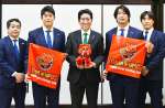 リーグワン公式戦開催をＰＲする東芝の桑山淳生（左から２人目）と聖生（同４人目）＝鹿児島市役所