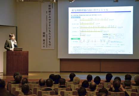 データに基づき、新幹線が地域にもたらす効果を語る九州経済調査協会の岡野秀之常務理事＝宮崎市の宮日会館