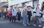 水源地に向けて学校を出発する児童ら＝曽於市大隅の笠木小学校