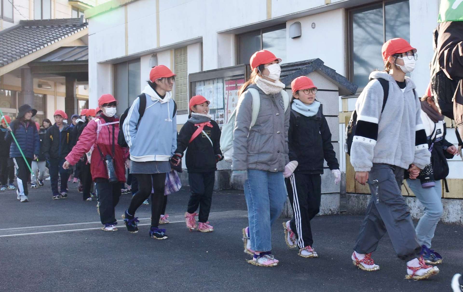 水源地に向けて学校を出発する児童ら＝曽於市大隅の笠木小学校