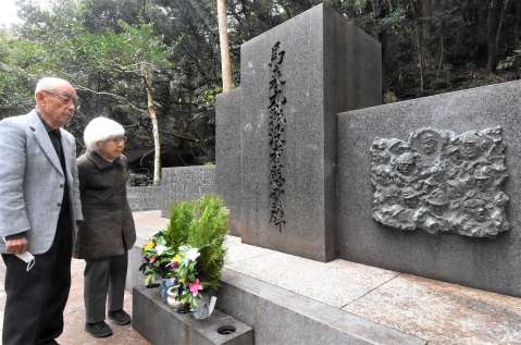 馬来丸戦没者慰霊碑を訪れ追悼する古木健一さん夫妻＝南さつま市坊津町久志