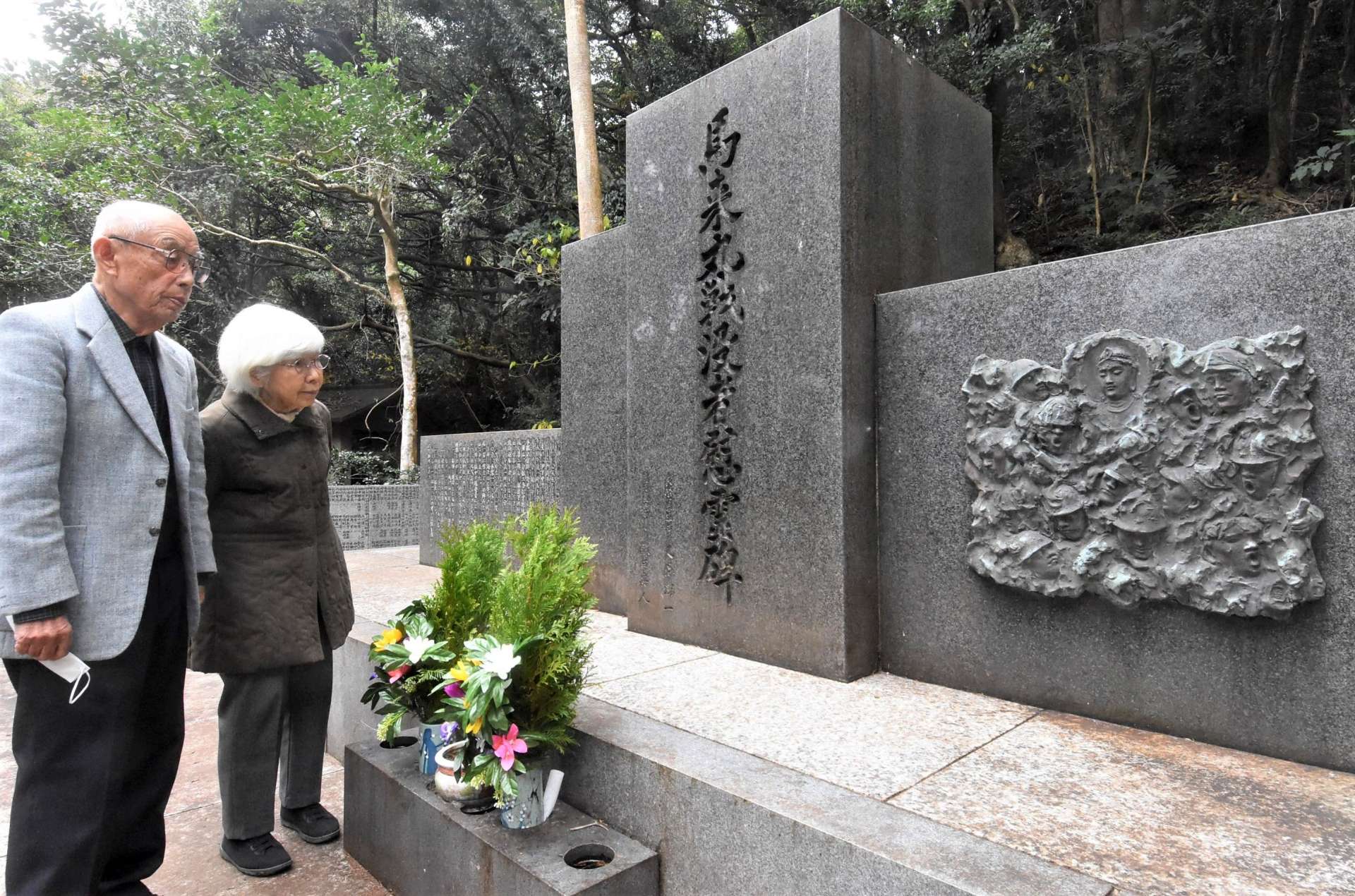 馬来丸戦没者慰霊碑を訪れ追悼する古木健一さん夫妻＝南さつま市坊津町久志