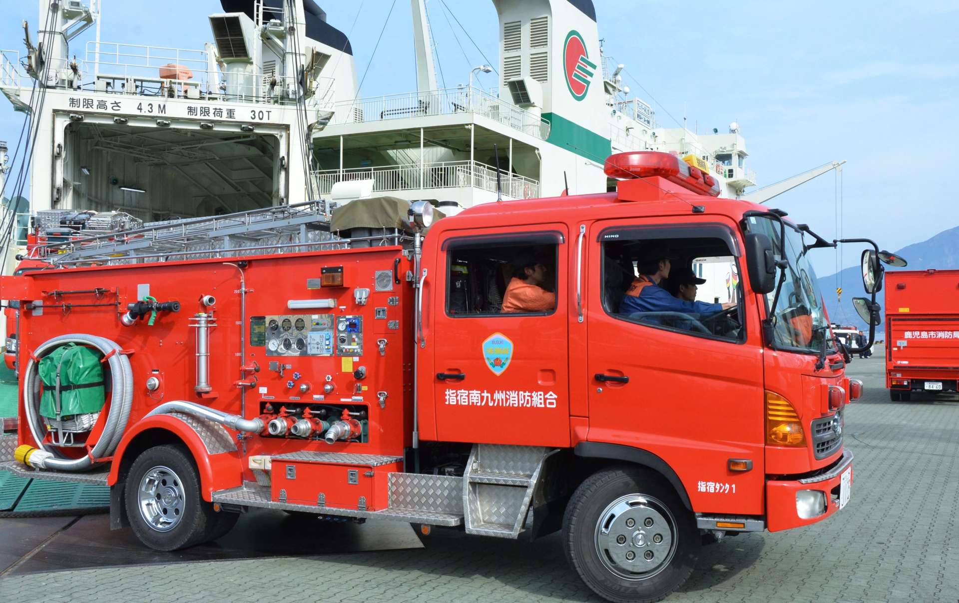 硫黄島の山林火災消火のため派遣され、県本土に帰着した消防車両＝２３日、鹿児島市の鹿児島港本港区南ふ頭