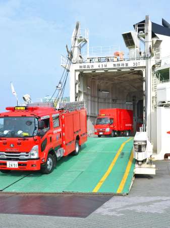 〈関連〉消火任務を終え、フェリーみしまから降りる消防隊の車両＝２３日、鹿児島市の鹿児島港本港区南ふ頭