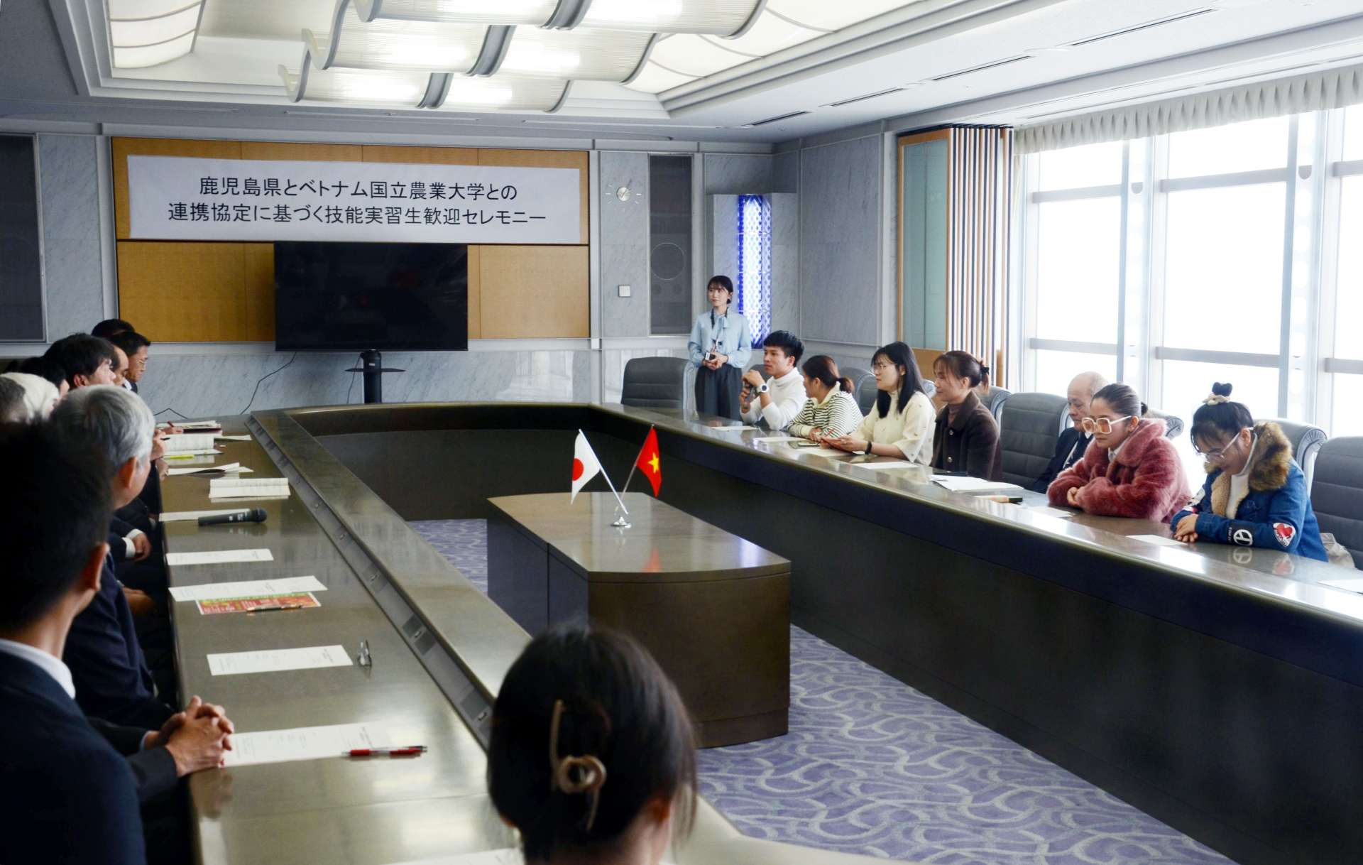 鹿児島での技能取得へ向け抱負を語る実習生（右）＝２３日、県庁