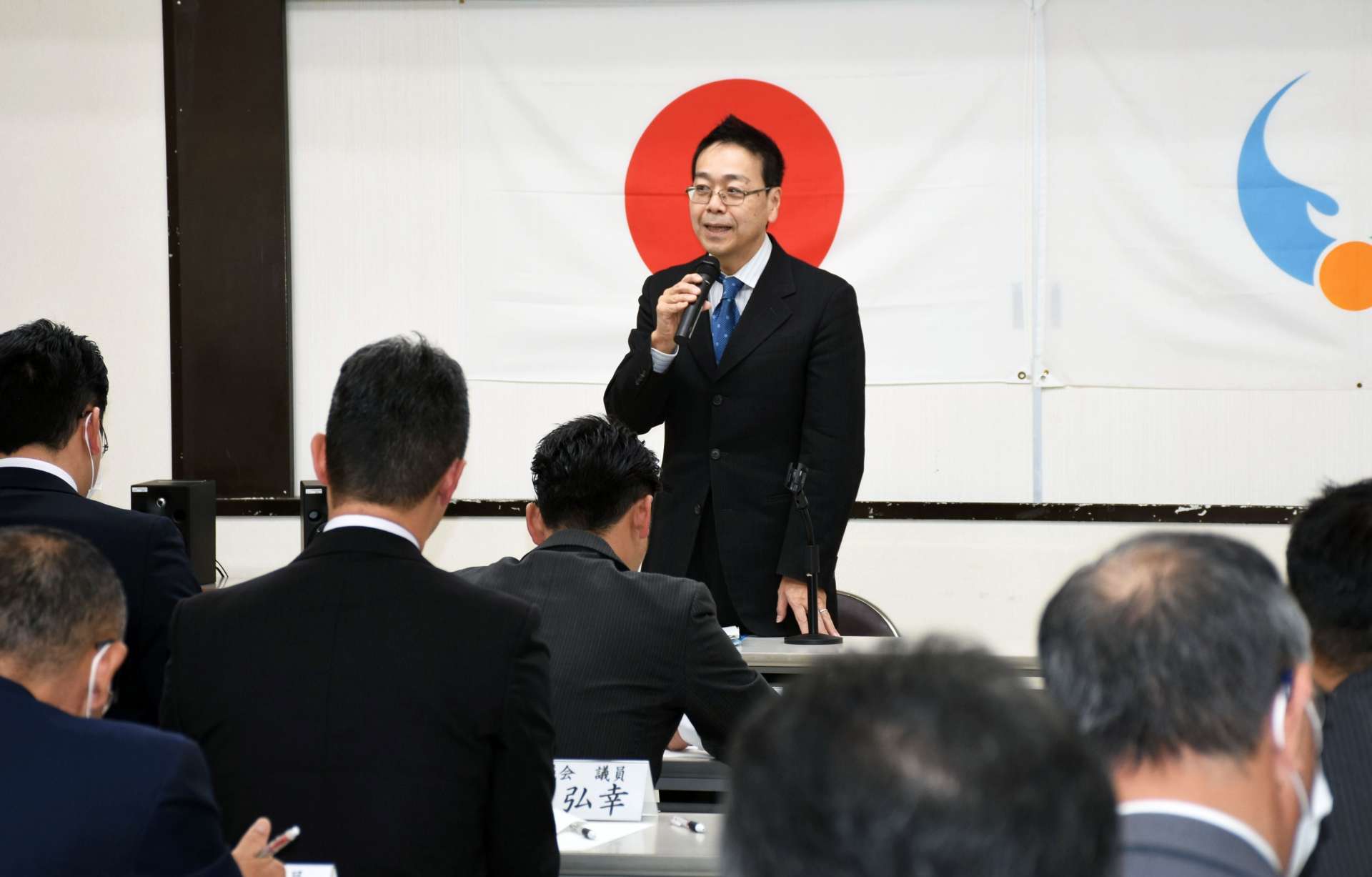 志布志市と曽於市の市議会議員合同研修会で講演する本橋謙治さん＝志布志市役所