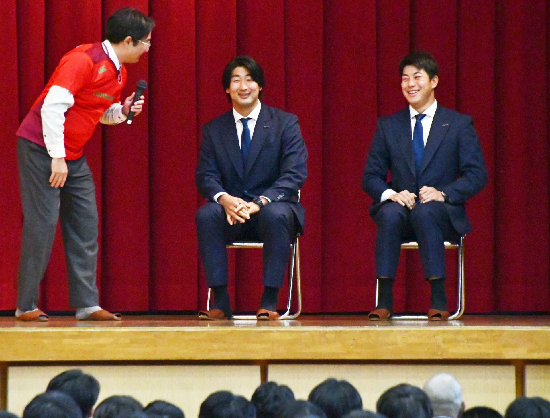 高校時代の思い出話に笑顔を見せるＢＬ東京の桑山聖生（中央）と淳生（右）＝鹿児島実高