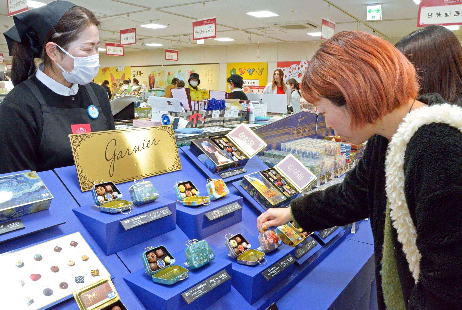 バレンタインチョコを吟味する来場客ら＝２３日、鹿児島市の山形屋